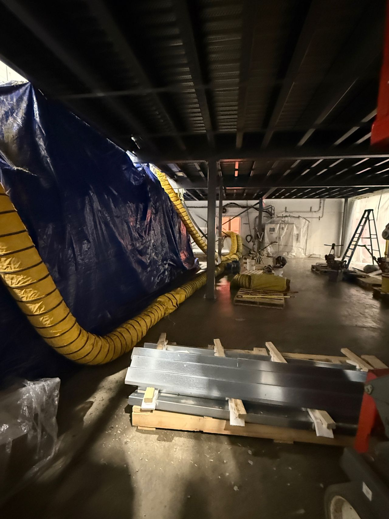 Zone couverte avec conduits de ventilation